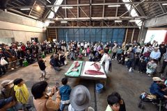 大勢の買い物客が集まったマグロの解体ショー(29日午前9時40分ごろ、須貝拓也撮影)