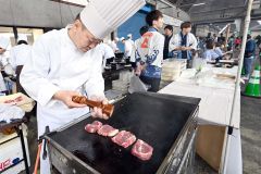 シェフが腕を振るった北海道全調理師会帯広支部のブース(29日午前9時20分ごろ、須貝拓也撮影)