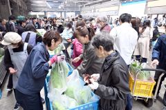 新鮮野菜を買い求める客でにぎわう市場(29日午前10時20分ごろ、須貝拓也撮影)