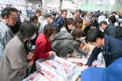 海産物を買い求める客でにぎわう市場(29日、午前9時10分ごろ、須貝拓也撮影)