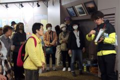 日高山脈の成り立ちについて熱心に聞く参加者