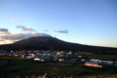 島の中央にそびえる利尻山。利尻富士町内の展望台からはきれいな稜線(りょうせん)を眺めることができる