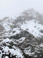 9合目地点を過ぎると一気に雪道に。集中力が必要なラストスパートとなった