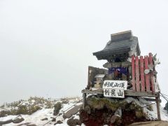 4時間58分で登頂した利尻山頂。白い雲に覆われ景色は見えなかったが、大きな達成感を得られた