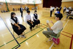 広尾高校生と進路について語り合った広尾中学生
