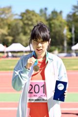 女子50メートルで優勝し、金メダルを手に笑顔の越川栞さん(金野和彦撮影)