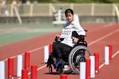 【女子スラローム】慎重にポールを交わして進む岩﨑絵里菜さん(金野和彦撮影)