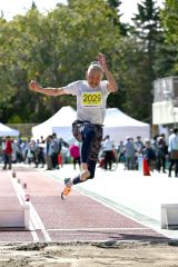 【男子走り幅跳び】助走を付けて高く飛ぶ荒木勝洋さん(金野和彦撮影)