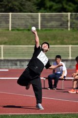 【男子ソフトボール投げ】ボールを思い切り投げる宮本聖也さん(金野和彦撮影)
