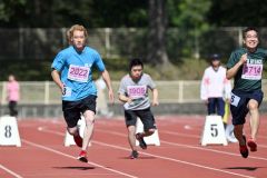 【男子50メートル】好スタートを切り、力強く走る斉藤剛さん(左)=金野和彦撮影