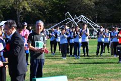 大会を支えたボランティア。表彰式では、大きな拍手を送り選手の健闘をたたえた(金野和彦撮影)