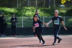 【400メートルユニバーサルリレー】Bチームの鈴木英晴選手(右)のタッチを受けて走り出す鴨田望花選手(松村智裕撮影)