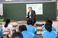 “語り部”の佐藤さんを講師に開かれた北方領土授業