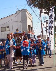 みこしをかついで町内を練り歩く子どもたち