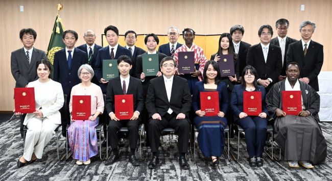 16人が巣立ち 帯畜大で秋季学位記授与式