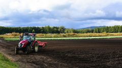 ロボットトラクターによるプラウ(耕起)作業の様子