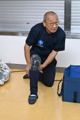 間接の応急処置に梱包用ラップを活用。巻き方は「8の字」で