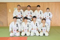 個人戦各階級の優勝者。前列右から60キロ級の菅原悠太(白樺学園)、66キロ級の山崎光聖(帯農)、73キロ級の大城源志(白樺学園)、81キロ級の角野大輝(帯農)、後列右から女子の高橋華愛(帯農)、90キロ級の木野村青空(白樺学園)、100キロ級の石渡一汰(同)、100キロ超級の大和田晃希(帯農)