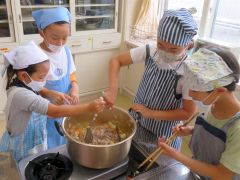 ビーフシチューを作る児童ら