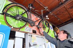 築108年の店舗内には創業者が手作りした自転車も展示している