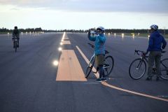 23日の「ランウェイサイクル」中、滑走路の途中で記念写真を撮る参加者(とかち帯広空港)