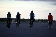 23日の「ランウェイサイクル」を楽しむ参加者(とかち帯広空港)