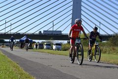 十勝大橋下の特設コースで90分耐久レースに挑む参加者