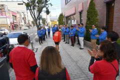 管内のロータリークラブ会員らに激励される宮崎さん