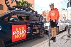 帯広を出発する宮崎さん。３日は日勝峠を通り日高管内平取町を目指す（３日午前８時ごろ）