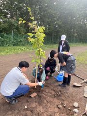 創立１１０周年記念の桜の苗木を植樹した６年生（上士幌小学校提供）