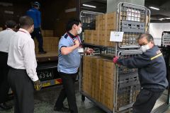 年賀はがきが入った段ボール箱を運び出す局員(3日午前9時ごろ、須貝拓也撮影)