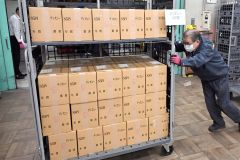 年賀はがきが入った段ボール箱を運び出す局員(3日午前9時ごろ、須貝拓也撮影)