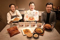 JA帯広かわにしの大豆ミートを使用したミートソースをPRする関係者