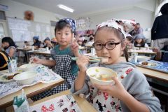 地元で水揚げされた秋サケを味わう広尾小の児童