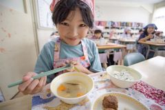 地元で水揚げされた秋サケを味わう広尾小の児童