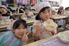 地元で水揚げされた秋サケを味わう広尾小の児童