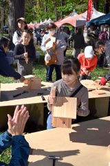 バードハウスを作る子ども(5日午前11時ごろ。本別公園静山キャンプ村で。金野和彦撮影)
