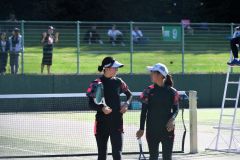 【女子ダブルス・4回戦】相手のプレースタイルに合わせた対策を練っている帯大谷の大場実羽(右、2年)・平松あすか組(同)