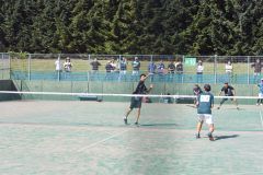 【男子ダブルス・3回戦】白熱したラリーを繰り広げる帯工の内藤稜晴(右奥、2年)と吉田将大(左、同)