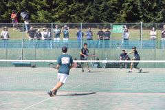 【男子ダブルス・3回戦】白熱したラリーを繰り広げる帯工の内藤稜晴(右、2年)と吉田将大(同)