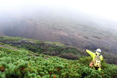 阿寒富士(奥)と雌阿寒岳(手前)の境目では、地表に露出した溶岩流(左から右下へ流れた)が見られた