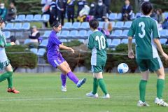 【1回戦・帯大谷―旭川南・稚内】前半、チーム10点目を決める帯大谷の飛澤知佳(紫色のユニホーム)