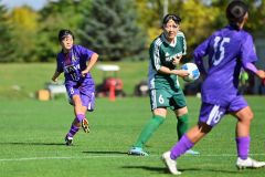 【1回戦・帯大谷―旭川南・稚内】前半、チーム7点目を決める帯大谷の野崎凜(左)