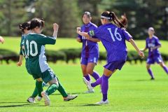 【1回戦・帯大谷―旭川南・稚内】後半、チーム11点目を決める帯大谷の藤村空音(手前の紫色のユニホーム)