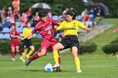 【1回戦・帯南商―旭川実】相手とボールを競り合う帯南商の佐々木里桜(右)