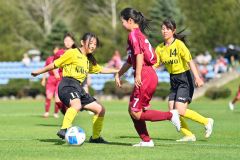 【1回戦・帯南商―旭川実】相手とボールを競り合う(黄色のユニホームの)帯南商の(11)川端ひよりと(14)村田明佳里