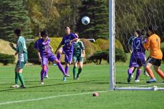 【1回戦・帯大谷―旭川南・稚内】前半、チーム5点目のゴールをヘディングシュートで決める帯大谷の(6)妹尾美侑主将(左から2人目)