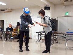 行方不明の認知症高齢者の声かけとQRコードの使用方法の寸劇