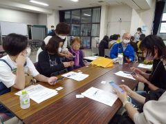 グループワークでQRコードをスマホに登録する参加者