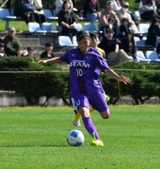 【準々決勝・帯大谷―札幌大谷】ミドルシュートを放ち、ゴールを狙う帯大谷のMF(10)築館捺美(3年)